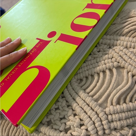 Art FASHION: The Definitive Visual Guide NEW EDITION - LARGE COFFEE TABLE BOOK - Picture 3 of 8